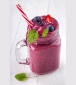 Spirulina acerolával és piros bogyós gyümölcsökkel smoothie