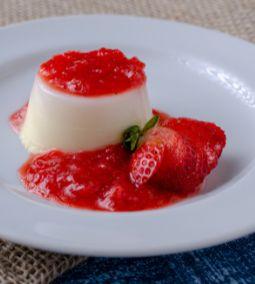 Panacotta szója- és kókusztejjel, eperrel - vegán, gluténmentes