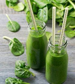 Wakame alga, spirulina és zöld levelek smoothie