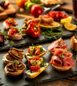 Hogyan járul hozzá a mediterrán konyha a tapas sikeréhez?