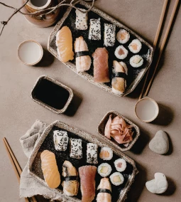 Tonhalkonzerves sushi készítése otthon