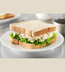 egészséges iskolai szendvics halkonzervből