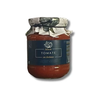 spanyol paradicsomszósz zöld és fekete olívabogyókkal olívaolajjal